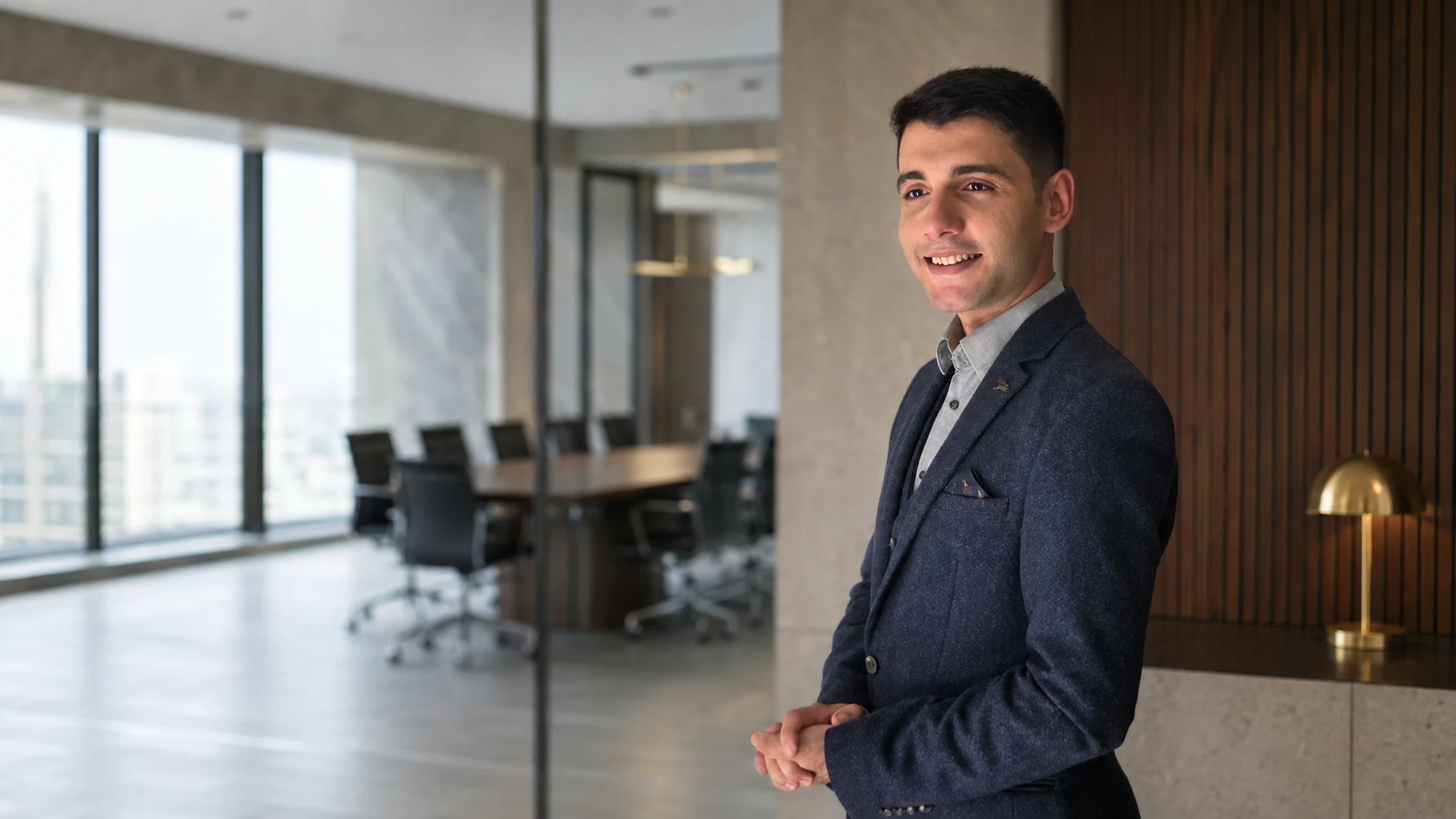 Youns Murhidj im Büro von Luminant Mind in Wien
